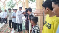 Wakil Bupati Bireuen Ir.H.Razuardi Santuni Anak Yatim di Mesjid Jamik Tgk Dilampoh