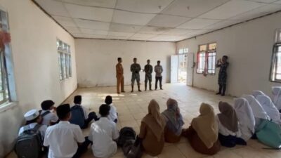 Hari Pertama Pasca Banjir dan Longsor, Satgas Gulbencal Kodim 0106/Aceh Tengah Berikan Motivasi Proses Belajar Mengajar di SMP 26 Takengon