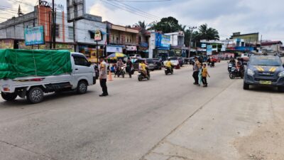 Jelang Berbuka, Polisi Ukui Patroli dan Atur Lalu Lintas di Pasar Ramadhan