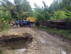 Jalur “Maut” Niti-Lotas: Jalan Sertu Terbengkalai, Mobil Nyaris Terguling di Kubangan Lumpur Kokbaun
