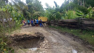 Jalur “Maut” Niti-Lotas: Jalan Sertu Terbengkalai, Mobil Nyaris Terguling di Kubangan Lumpur Kokbaun