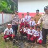 Polisi dan Siswa SD di Kuala Kampar Tanam Pohon untuk Jaga Kelestarian Lingkungan