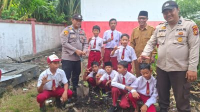 Polisi dan Siswa SD di Kuala Kampar Tanam Pohon untuk Jaga Kelestarian Lingkungan
