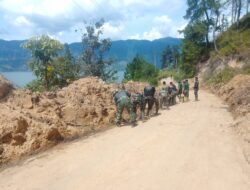 Personel Satgas Gulbencal Laksanakan Pembersihan dan Perluasan Jalan Akibat Banjir dan Longsor di Aceh Tengah