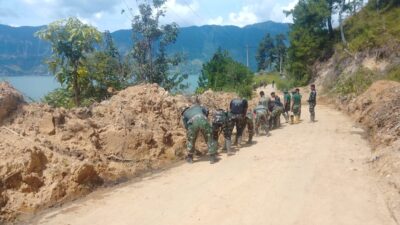 Personel Satgas Gulbencal Laksanakan Pembersihan dan Perluasan Jalan Akibat Banjir dan Longsor di Aceh Tengah