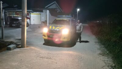 Dua Personel Polsek Pangkalan Kerinci Gelar Himbauan Sahur di Perumahan Warga