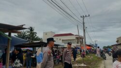 Sore Hari, Polsek Kerumutan Pantau Arus Lalu Lintas di Pasar Ramadhan