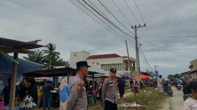 Sore Hari, Polsek Kerumutan Pantau Arus Lalu Lintas di Pasar Ramadhan