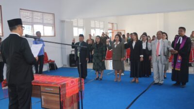 Di Tengah Era AI, Bupati Taput Tekankan Peran Guru Saat Lantik Dewan Pendidikan