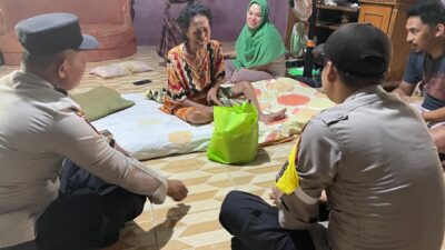 Bantuan Sembako untuk Lansia, Polsek Ukui Turun Langsung ke Rumah Warga