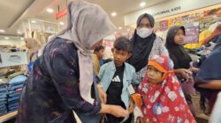 Di Suzuya Mall Hj Faridah Adam Beli Baju Baru Untuk Pengungsi Dihalaman Kantor Bupati Bireuen