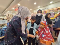 Di Suzuya Mall Hj Faridah Adam Beli Baju Baru Untuk Pengungsi Dihalaman Kantor Bupati Bireuen