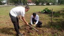 Dukung Program Penghijauan, Polsek Pangkalan Kerinci Tanam Enam Bibit Pohon