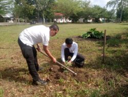 Dukung Program Penghijauan, Polsek Pangkalan Kerinci Tanam Enam Bibit Pohon