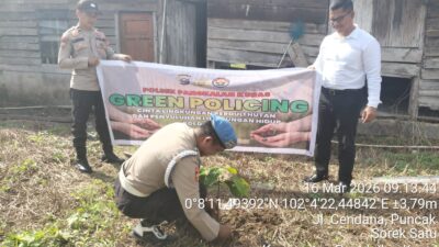Polsek Pangkalan Kuras Tanam Bibit Pohon Buah Dukung Program Green Policing Kapolda Riau