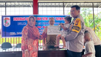 Desa Kuala Semundam Terima BLT dan Santunan Anak Yatim, Polsek Bunut Dampingi Kegiatan