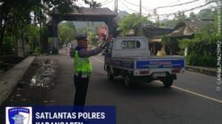 Satlantas Polres Karangasem Berikan Himbauan Para Sopir  Truk Agar tidak Parkir Sembarangan di Kawasan Obyek Wisata Candidasa