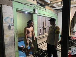 Polisi Kerumutan Turun ke Jalan Bangunkan Warga Sahur