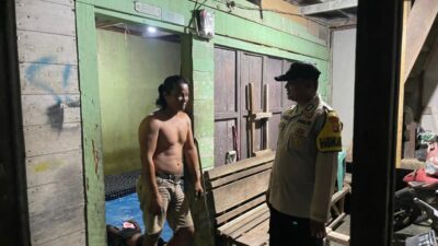 Polisi Kerumutan Turun ke Jalan Bangunkan Warga Sahur