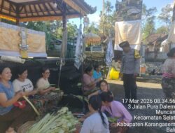 Bhabinkamtibmas Desa Muncan Dampingi Perbekel beserta Staf  Serahkan Bantuan Ungkulan Tedung Agung