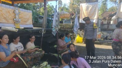 Bhabinkamtibmas Desa Muncan Dampingi Perbekel beserta Staf  Serahkan Bantuan Ungkulan Tedung Agung