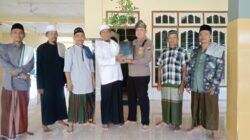 IPTU Budi Santoso Pimpin Penyerahan Bibit Pohon di Kecamatan Kerumutan