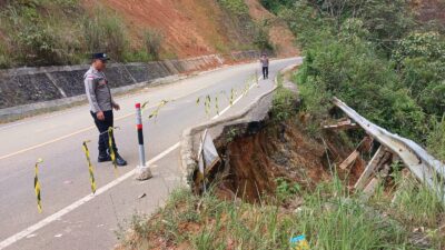 Polsek Linge Patroli Daerah Rawan, Pasang Police Line di Lokasi Jalan Amblas dan Longsor