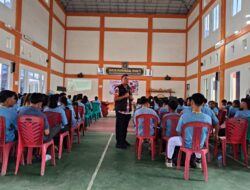 Polisi Sosialisasi Bahaya Narkotika kepada Pemuda Gereja GGP se-Kabupaten Pelalawan