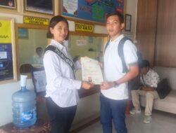 Santun dan Senyum Ramah, Personil Sat Intelkam Polres Karangasem Berikan SKCK kepada Masyarakat Pemohon untuk Keperluan Administrasi