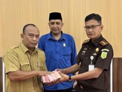 Kajari Terima Pengembalian Kerugian Negara Dalam Penyelidikan Dugaan Tipikor di BAITUL MAL Bireuen