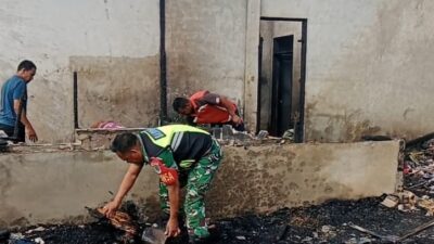 Babinsa Koramil 10/Celala Laksanakan Komsos dan Gotong Royong di Desa Kuyun Toa