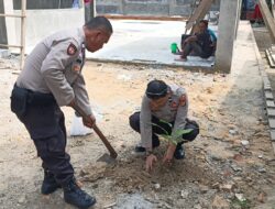 Polisi Tanam Bibit Buah di Pangkalan Kerinci, Dorong Lingkungan Hijau