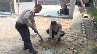 Polisi Tanam Bibit Buah di Pangkalan Kerinci, Dorong Lingkungan Hijau