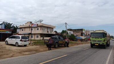 Tiga Personel Polsek Pangkalan Lesung Turun ke Jalan Antisipasi Kecelakaan