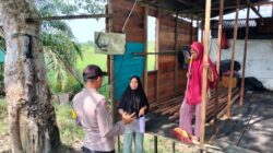 Sambangi Warga, Bhabinkamtibmas Pangkalan Kerinci Ajak Aktif Jaga Kamtibmas