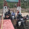 Jembatan Darurat Terputus, Warga Gunakan Jembatan Gantung