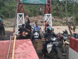 Jembatan Darurat Terputus, Warga Gunakan Jembatan Gantung