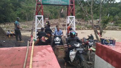 Jembatan Darurat Terputus, Warga Gunakan Jembatan Gantung