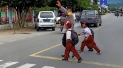 Polisi Hadir di Pagi Hari, Bantu Pelajar Menyeberang di Tengah Padatnya Aktivitas Warga