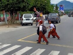 Polisi Hadir di Pagi Hari, Bantu Pelajar Menyeberang di Tengah Padatnya Aktivitas Warga