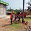 PT PLN posko cibaliung cabang Persero ULP unit labuan lakukan kegiatan penggeseran tiang PLN di kp ci undil RT 03, RW 01, Waringin kurung