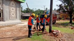 PT PLN posko cibaliung cabang Persero ULP unit labuan lakukan kegiatan penggeseran tiang PLN di kp ci undil RT 03, RW 01, Waringin kurung