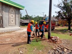 PT PLN posko cibaliung cabang Persero ULP unit labuan lakukan kegiatan penggeseran tiang PLN di kp ci undil RT 03, RW 01, Waringin kurung