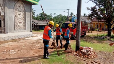 PT PLN posko cibaliung cabang Persero ULP unit labuan lakukan kegiatan penggeseran tiang PLN di kp ci undil RT 03, RW 01, Waringin kurung