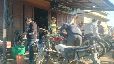 Babinsa Koramil 07/Atu Lintang Komsos dengan Warga di Bengkel Desa Gayo Murni