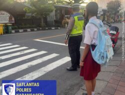 Polisi Sahabat Anak, Anggota Lantas Polres Karangasem Seberangkan Diswa Siswi SD Negeri 4 Subagan