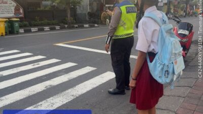Polisi Sahabat Anak, Anggota Lantas Polres Karangasem Seberangkan Diswa Siswi SD Negeri 4 Subagan