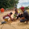 Polisi Tanam Pohon Durian dan Manggis di Kerumutan