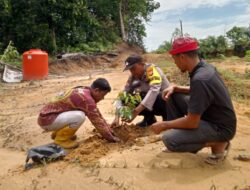 Polisi Tanam Pohon Durian dan Manggis di Kerumutan