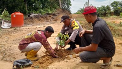 Polisi Tanam Pohon Durian dan Manggis di Kerumutan
